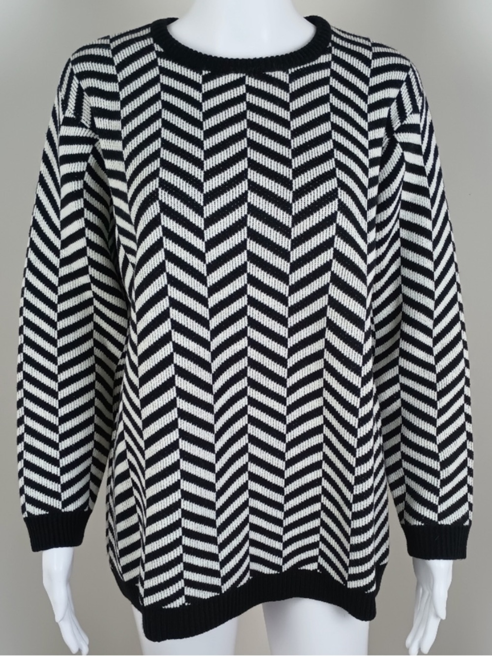 Westbound vintage black & white chevron patterned chunky knit crewneck sweater